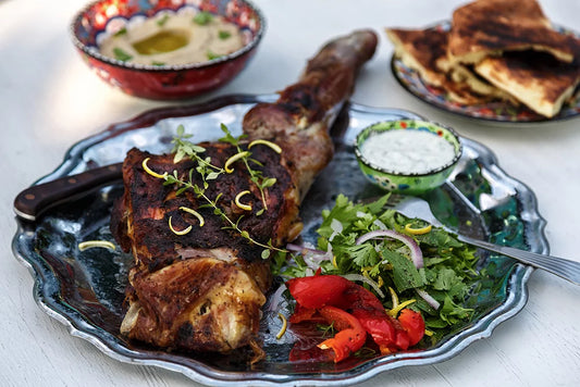 Côtelettes d'agneau marinées aux épices et sauce au yaourt